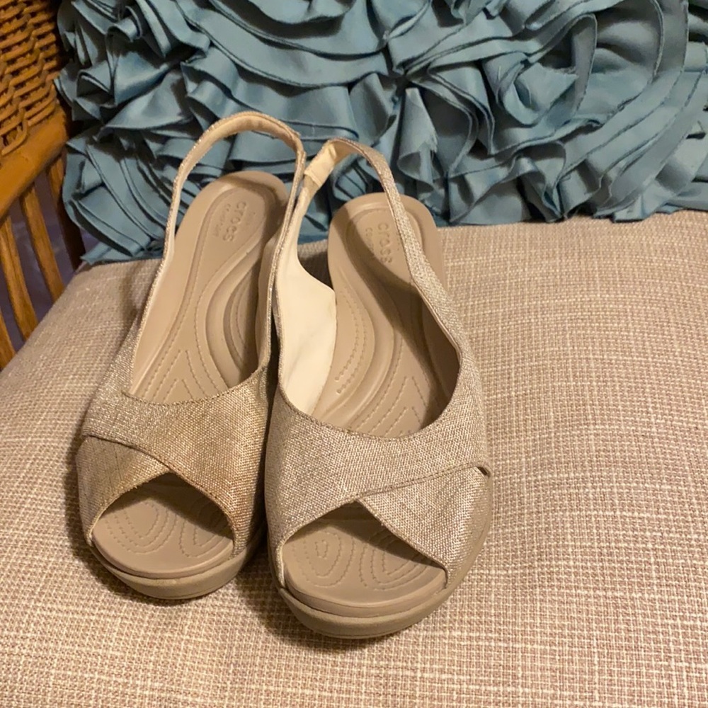 🌻 CROCS. Shimmery dress or casual sandal. Size 11. (F012)